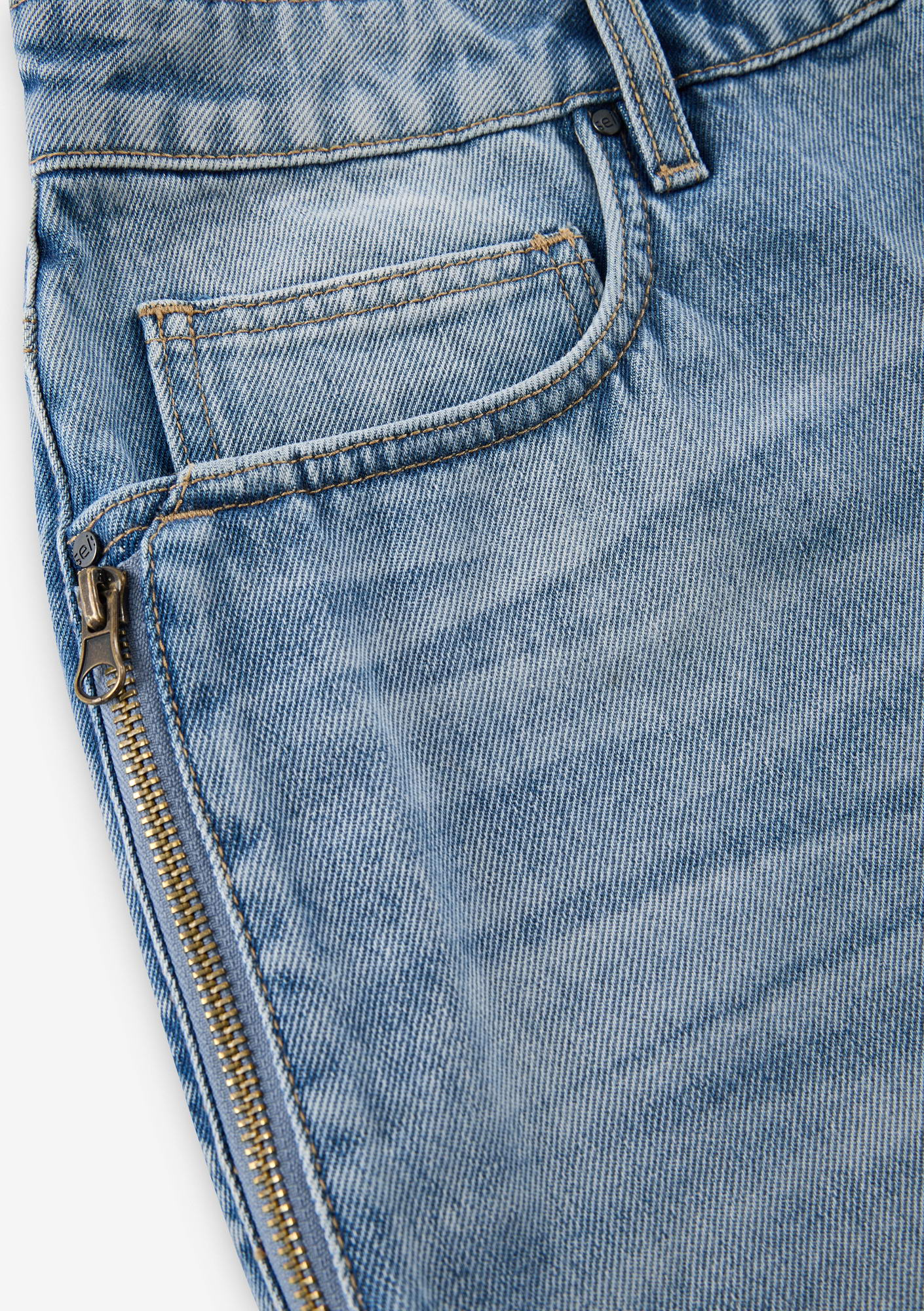 GEO Relaxed Jeans Rm238